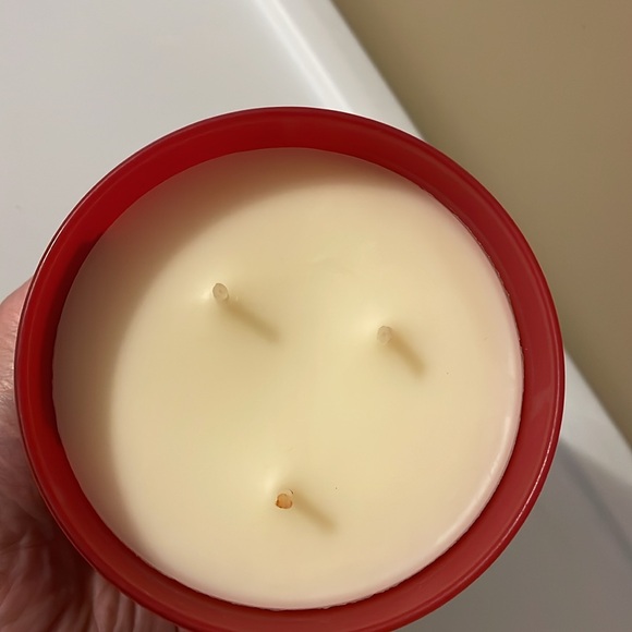 White Barn Strawberry Pound Cake 3-Wick Candle. NEW! Made with Essential Oils. - Picture 4 of 5